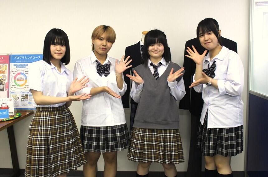女子生徒4人制服姿