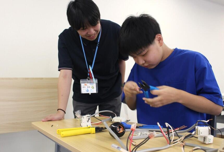 電気工事士の作業中