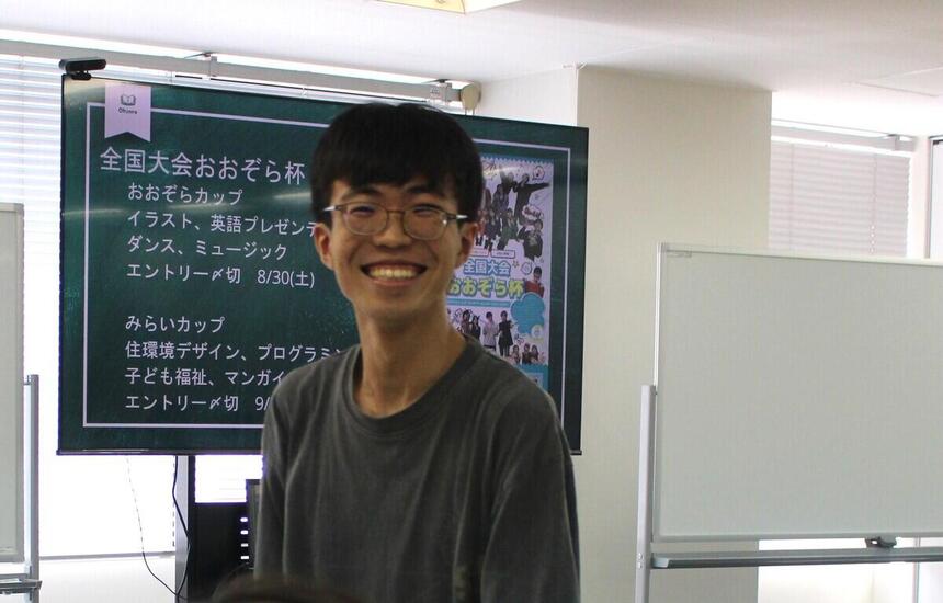 教室で笑顔
