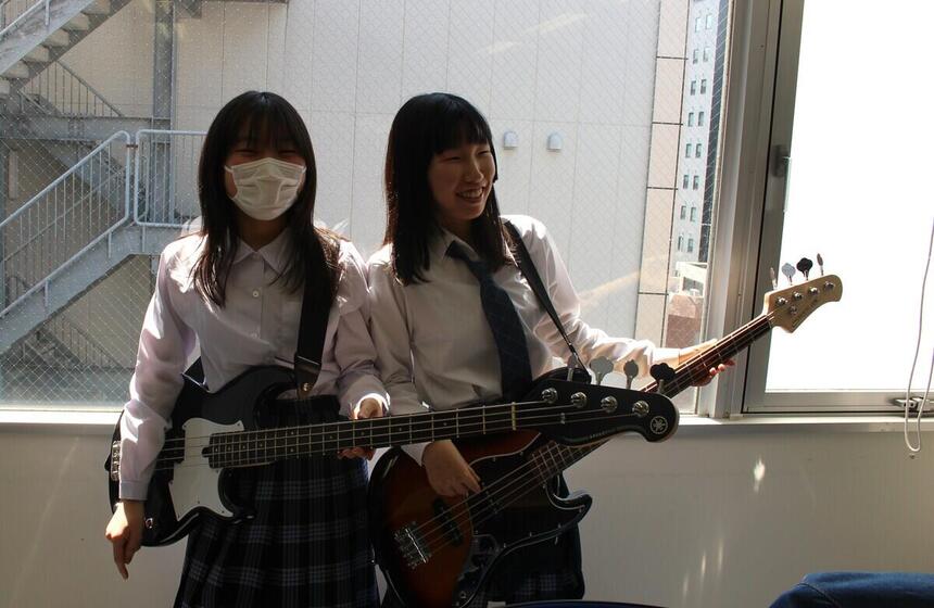 窓辺で友だちときたーを持って