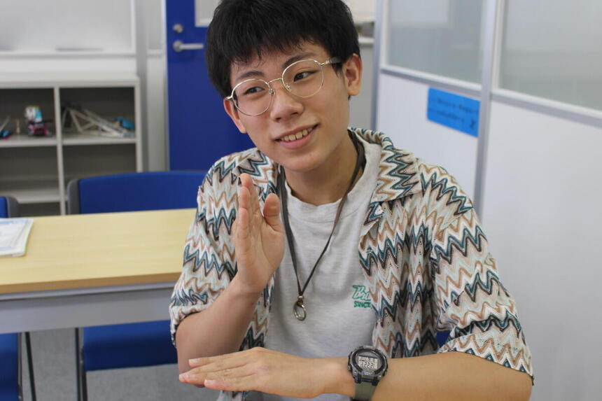 手話をしている様子