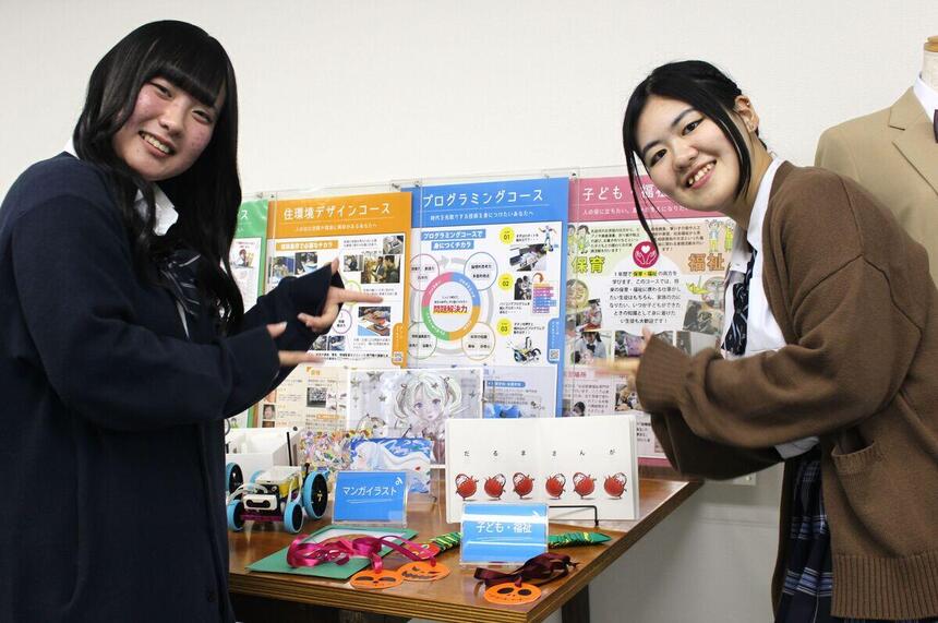 子ども・福祉コース展示コーナーの前で