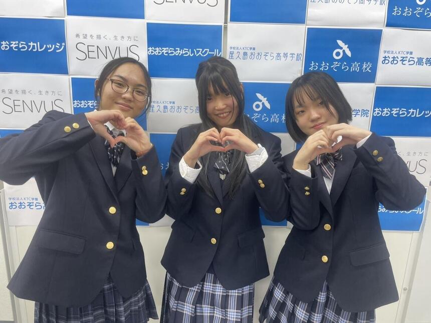 マンガイラストコースみらいカップに出場した女子生徒３人がポーズ！