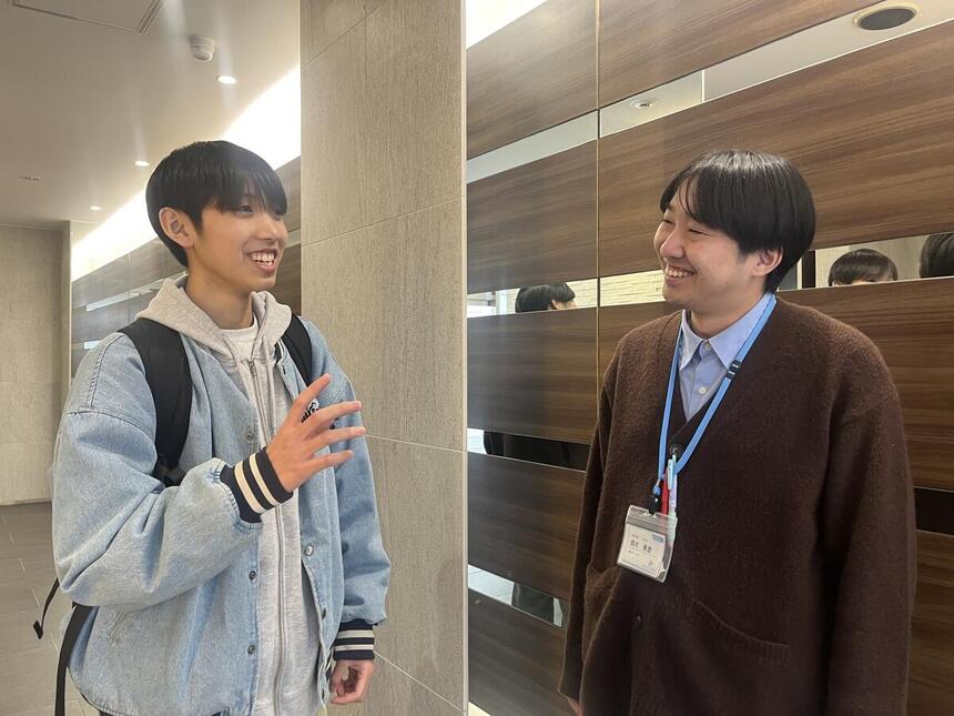 マイコーチと笑顔で会話する様子