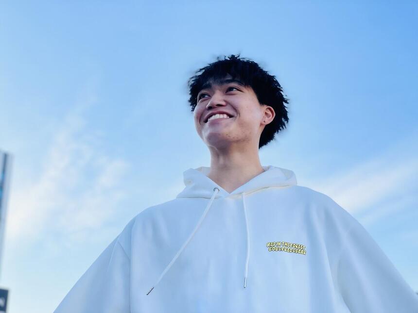 高く広いおおぞらへと羽ばたく姿をイメージしたワンショット