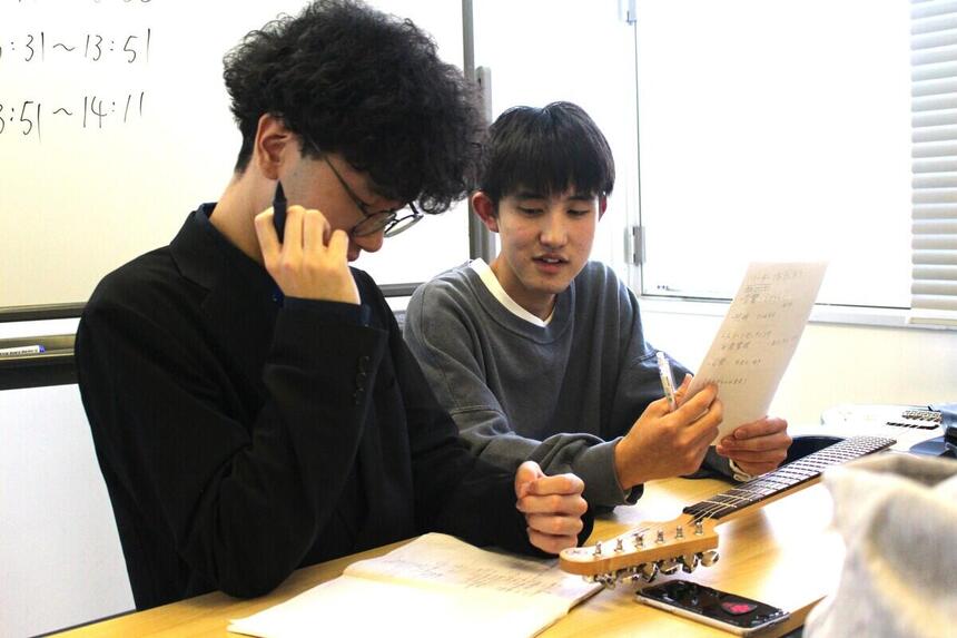 実行委員が学院祭について話し合いをしている様子