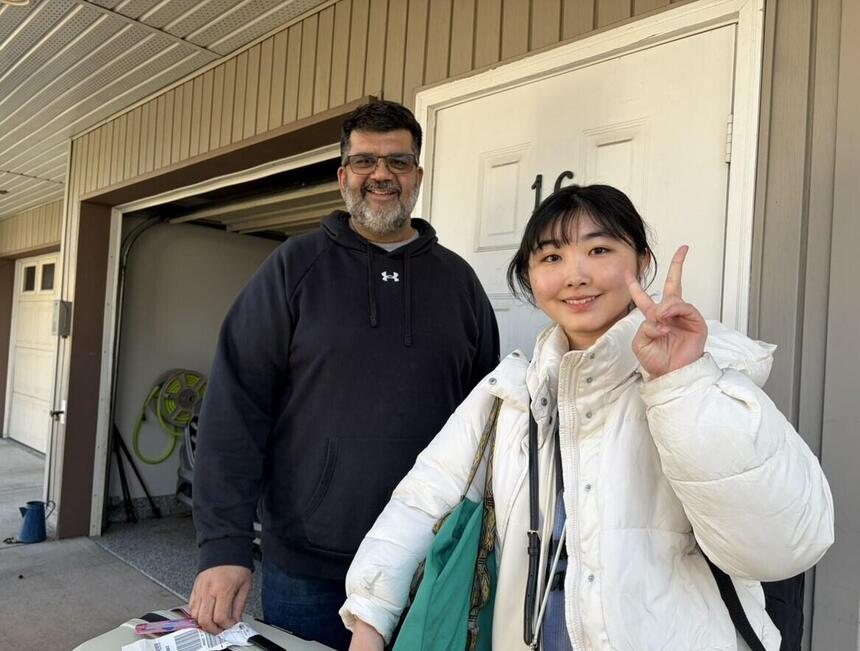 バンクーバー到着時、ホストファザーと一緒に