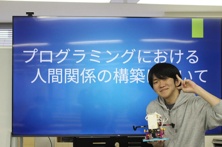 みらいカッププログラミング部門プレゼンテーション画面の前でのンショット