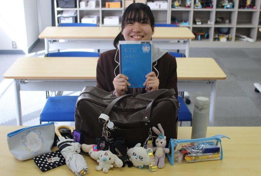 バッグの中身を紹介する様子