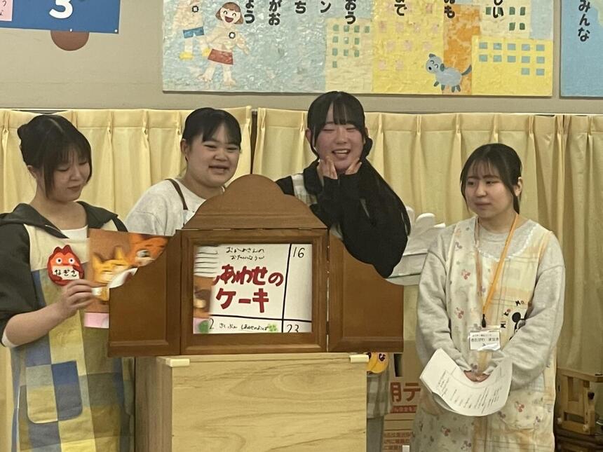 幼稚園実習での紙芝居実演の様子