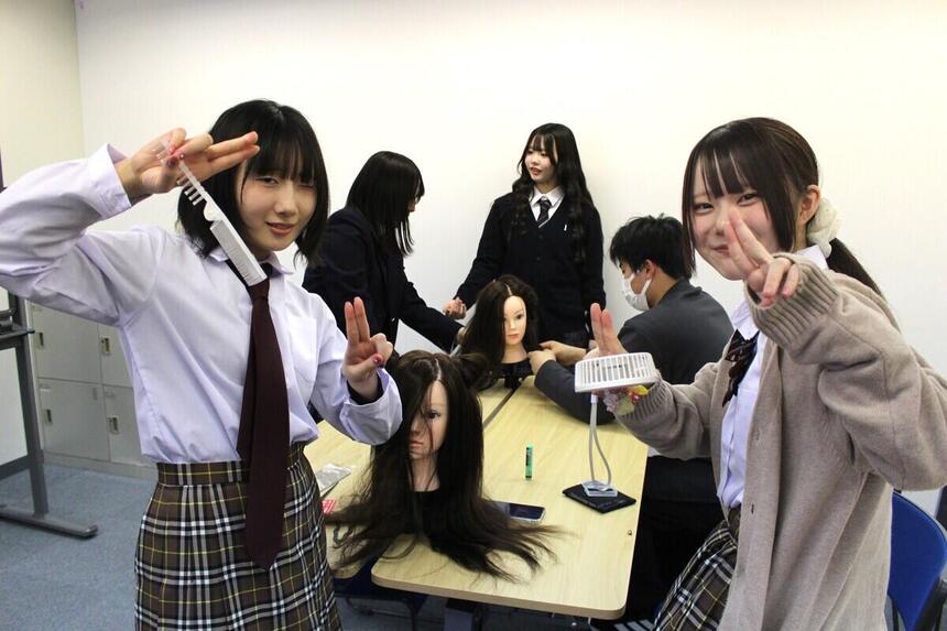 みらいの架け橋レッスン（ヘアメイク）でヘアアレンジをしている様子