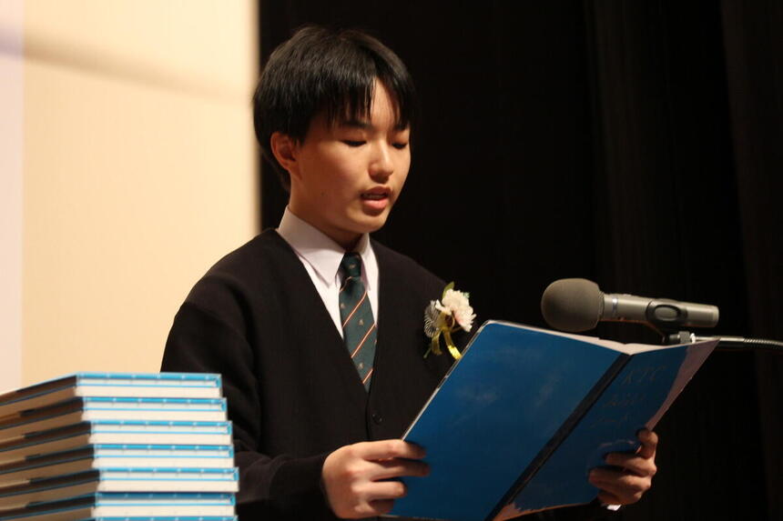 入学式での在校生あいさつの様子