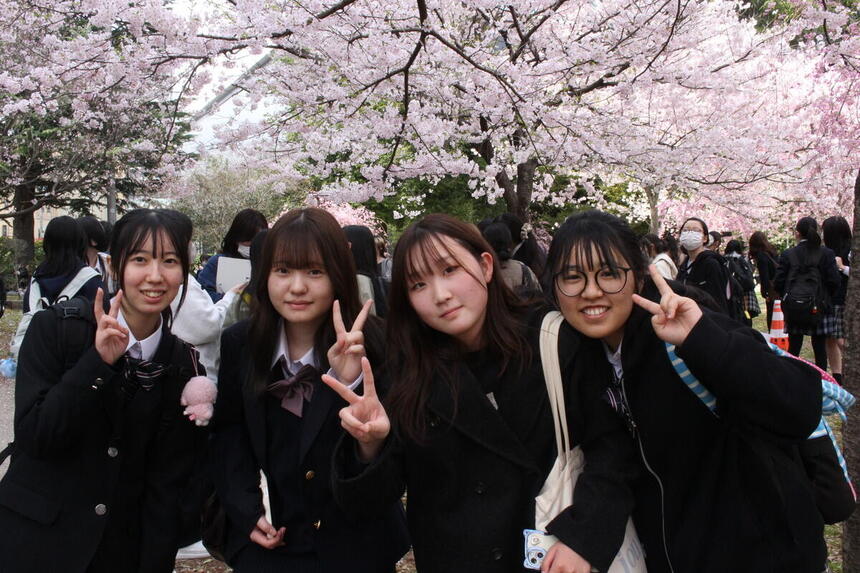 避難経路確認（桜の木の下で4人ショット）