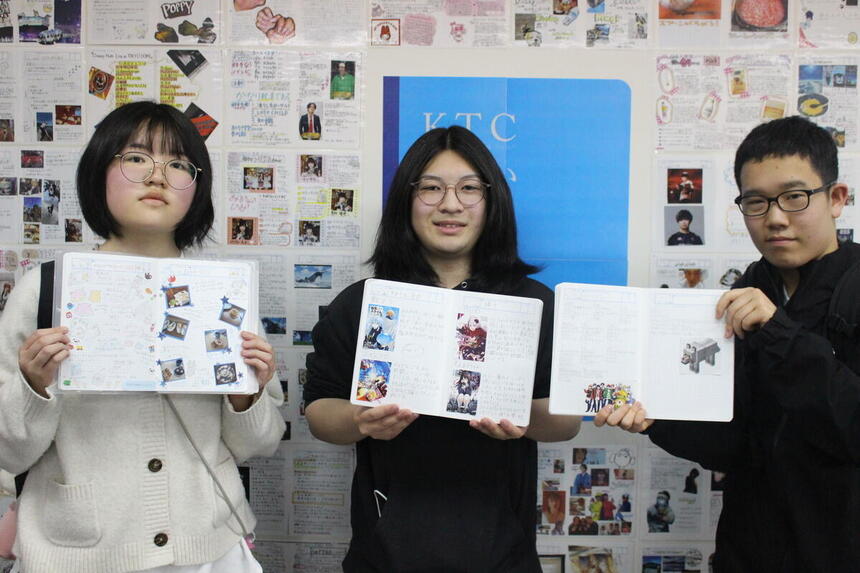 みらいノートクラフトで作成したページを持った新入生3人の様子