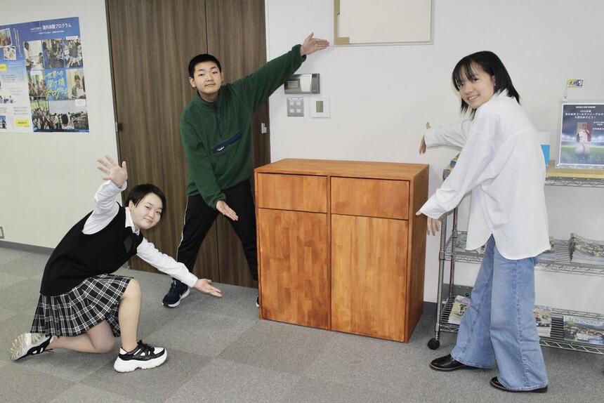住環境デザインコース生が昨年制作した作品を囲む様子