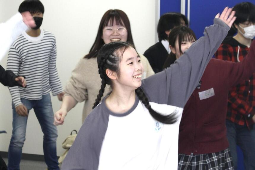 みらいの架け橋レッスン（ダンス）で、笑顔の生徒たちがリズムに合わせてステップを踏んでいる様子