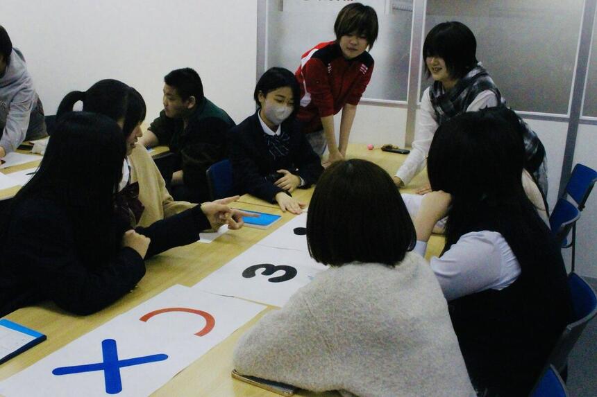 新入生歓迎会にて在校生と新入生が交流する様子