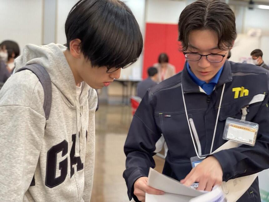 おしごとフェアに参加した在校生が昨年度卒業し就職した先輩から説明を聞いている様子