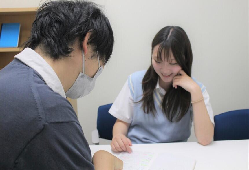 転校生がマイコーチと一緒にみらいノートを開きながら屋久島スクーリングについて思い出を振り返っている様子