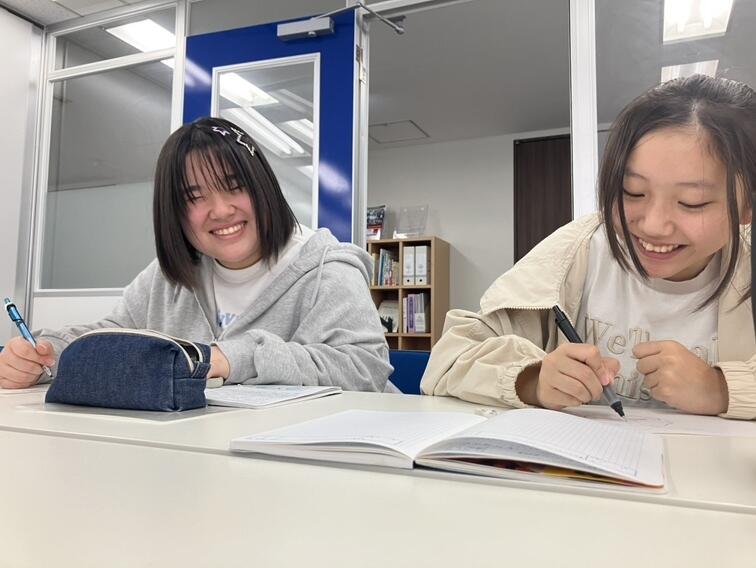 みらいの架け橋レッスン®（イラスト講座）で参加生徒2人がイラストを描きながら楽しく会話をしている様子