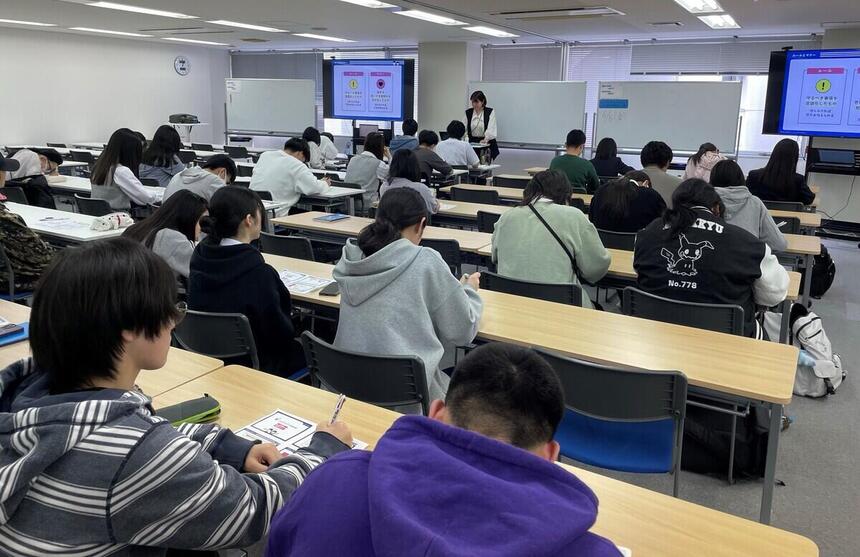 キャリアコンサルタントの方が全学年の生徒に向けて「面接対策」の特別講座を行なっている様子