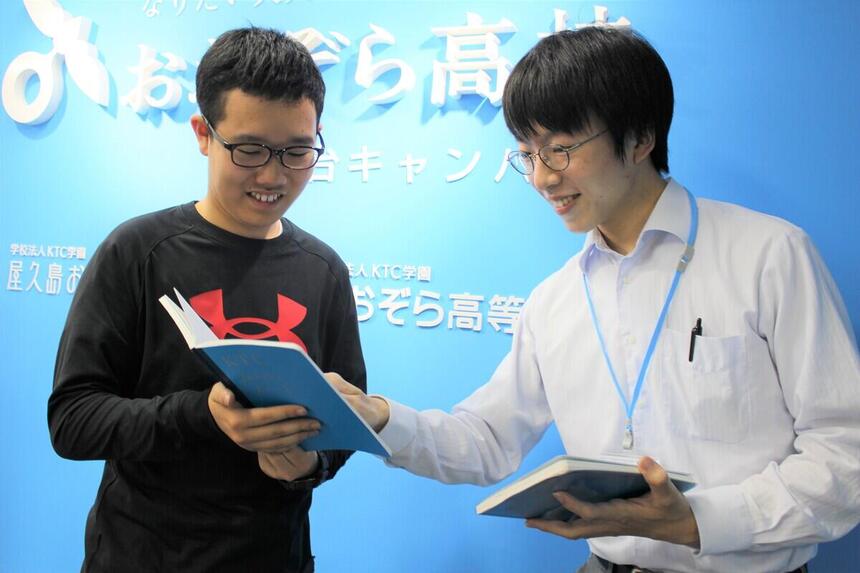 入学して2ヵ月の新入生がマイコーチと一緒にみらいノート®を真ん中に、充実した高校生活について話している様子