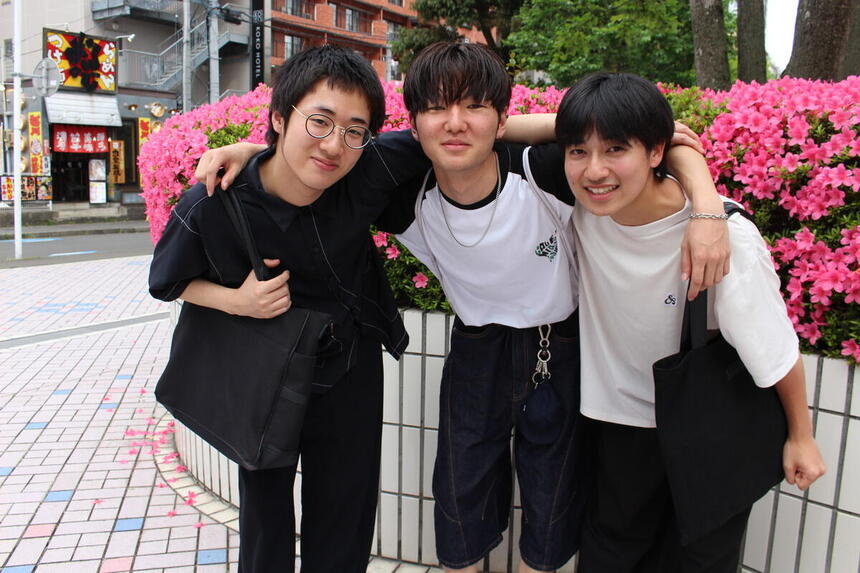 屋久島スクーリングで出会った町田キャンパス在籍の生徒を中心に、肩を組んで笑顔でいる様子。