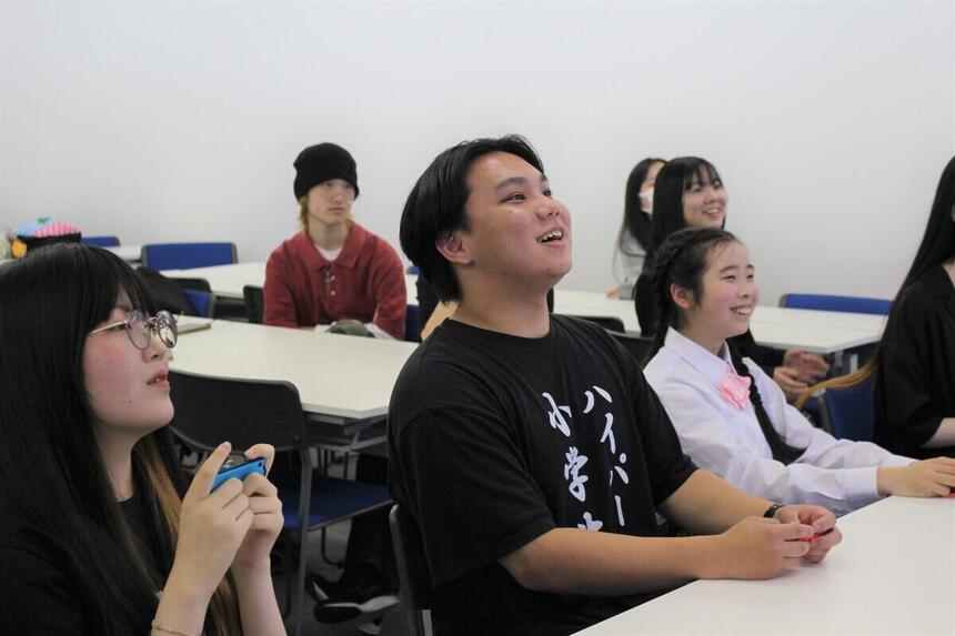 みらいの架け橋レッスン（ゲーム大会）で複数の生徒が笑顔でゲームに熱中している様子