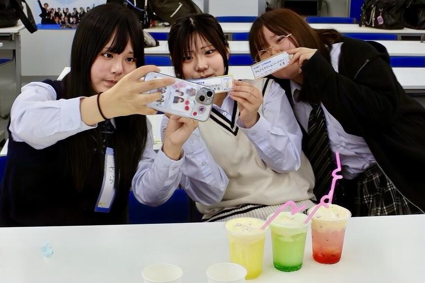 女子生徒3人が、自分で作ったクリームソーダの写真を撮る様子