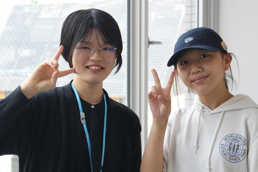 女子生徒がマイコーチと一緒に笑顔で写真に写っている様子