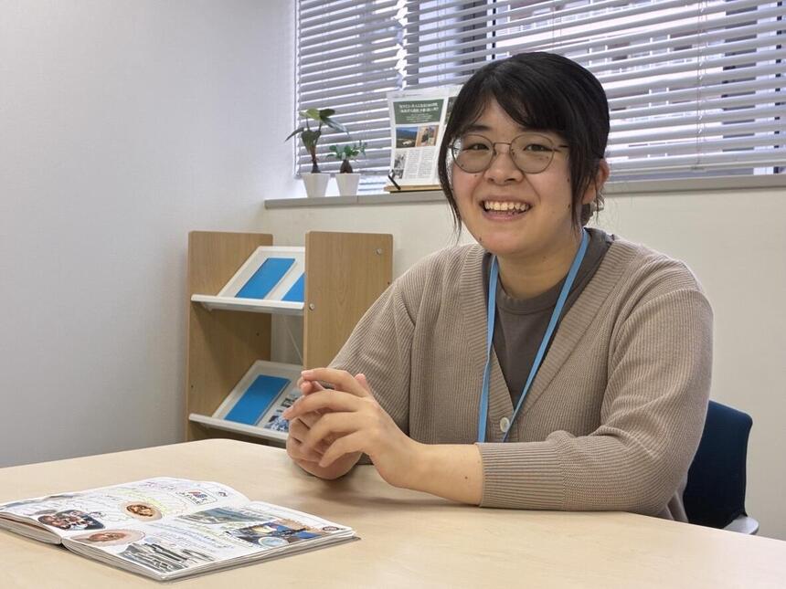 仙台キャンパスの結衣コーチが、笑顔でインタビューに答えてくれている様子。