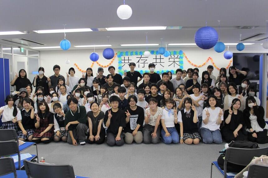 みらいの架け橋レッスンや各コースの成果発表会である「みらい発表会」に参加した生徒全員が、笑顔で写真に写る様子。