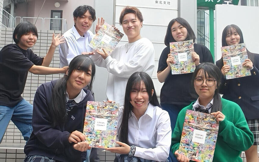 ソーシャルチェンジに参加している生徒が、テキストを持って笑顔で写真に写る様子。