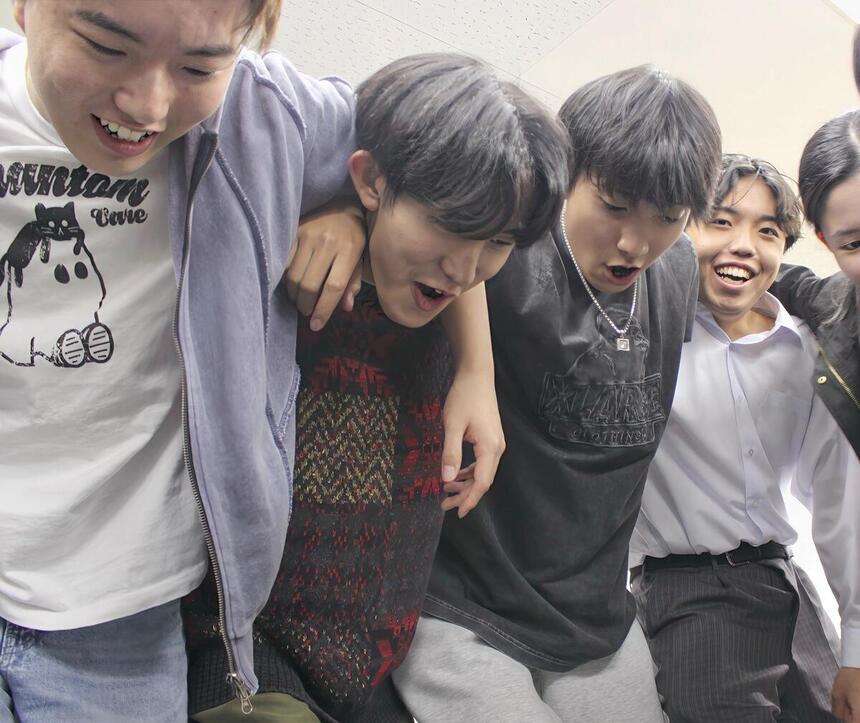 仙台キャンパスの教室で、体育祭実行委員の生徒たちが円陣を組んで士気を高めている様子。
