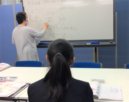 色彩検定に向けて直向きに勉強している生徒