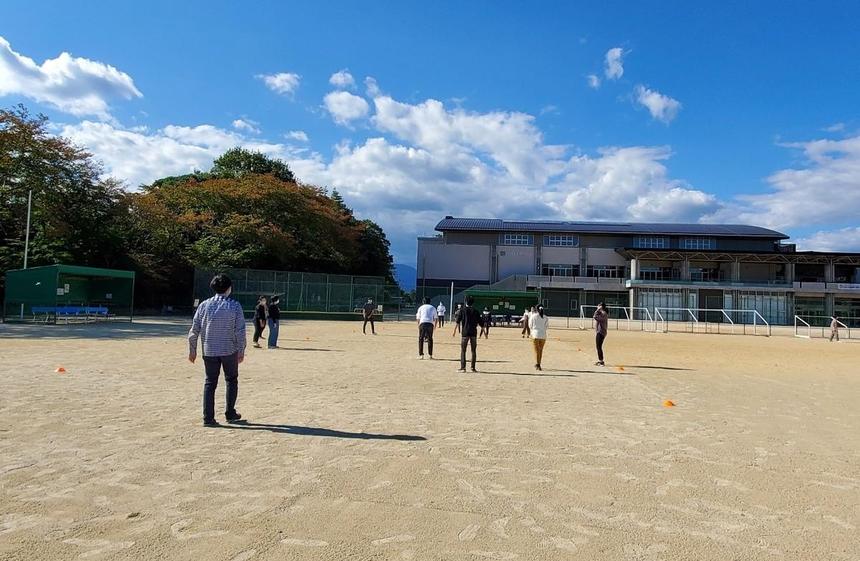 晴天の中ハンドボール行っている様子