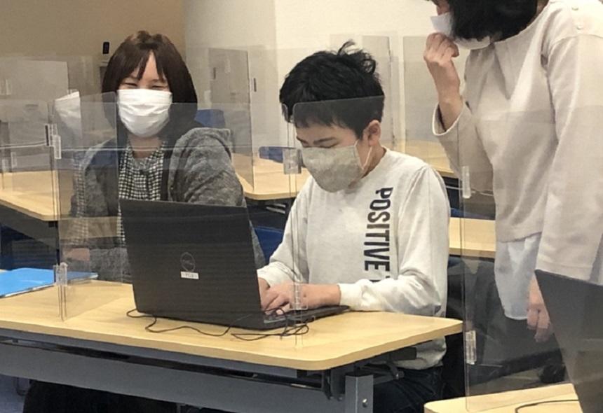 パソコン体験に参加している中学生