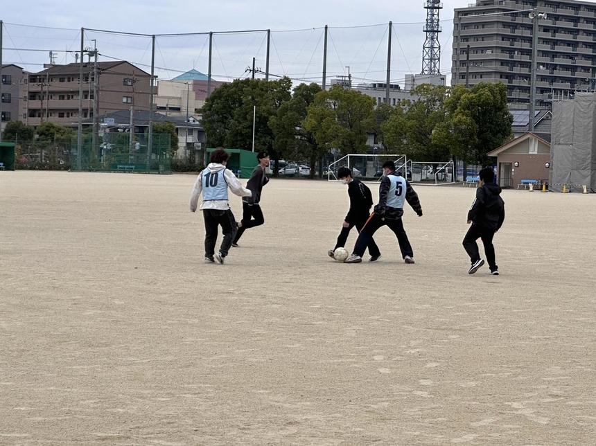 サッカーの試合の様子