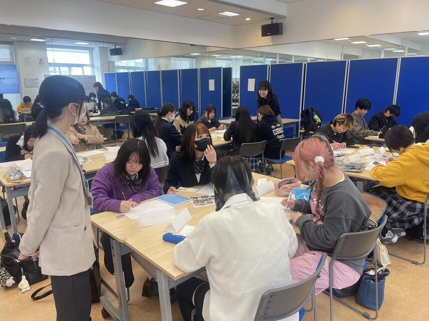 みらいノートを作成する生徒