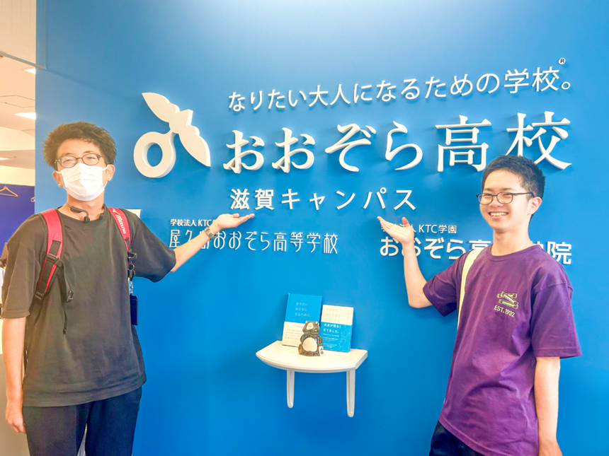 キャンパスを紹介する生徒