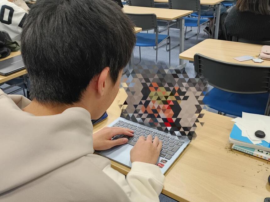 パソコンを触っているYさん