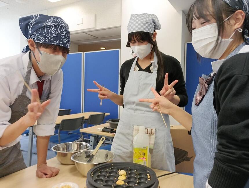 学院祭でベビーカステラを作る生徒たち