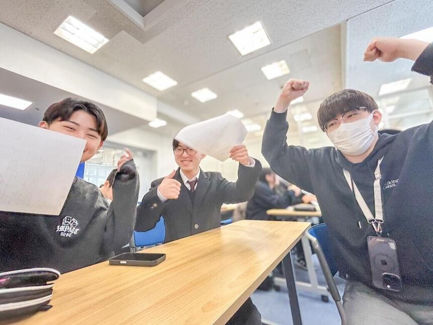 レポートを出し終えた生徒たち