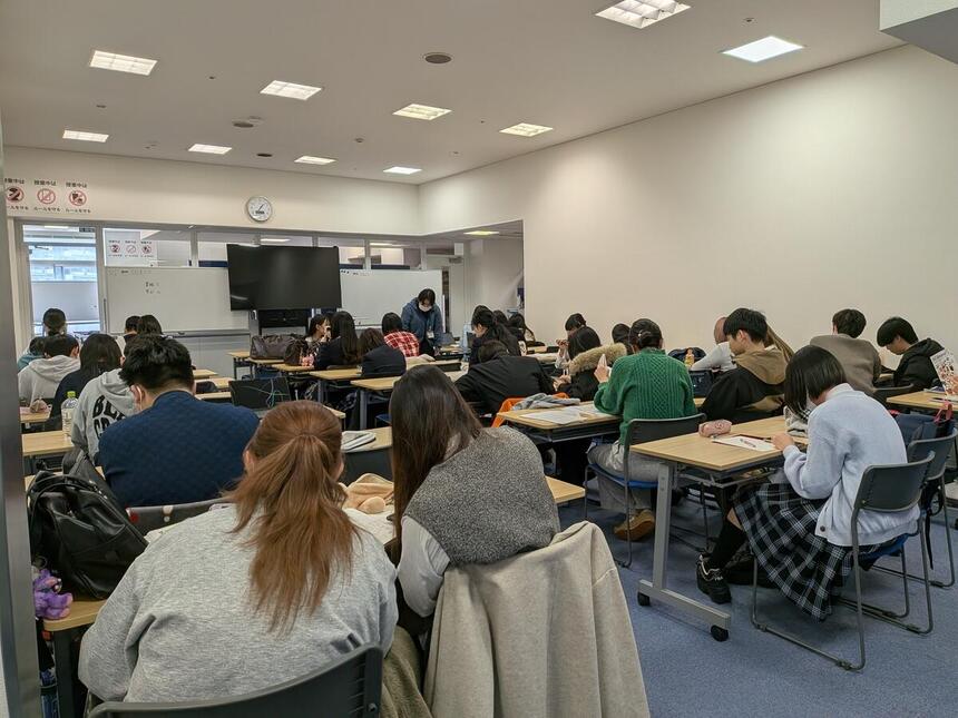 レポート課題に取り組む生徒たち