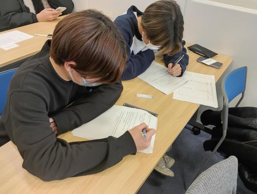 テスト勉強をしている2人の様子