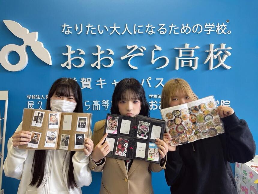 卒業制作の作品を持っている生徒