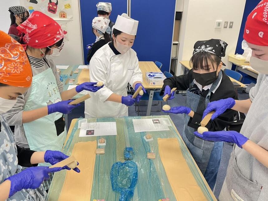 和菓子を作る生徒