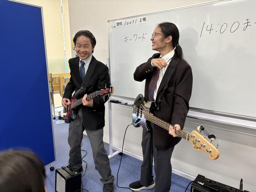 ベースを練習している生徒