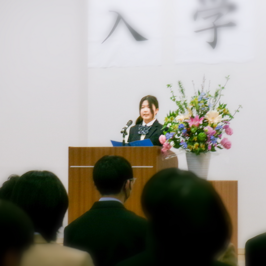 入学式壇上で在校生代表としてマイクの前に立つCさん