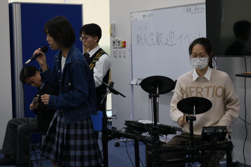 みらいの架け橋レッスン（バンド）の新入生歓迎会で大勢の生徒の前で堂々と演奏する生徒たち